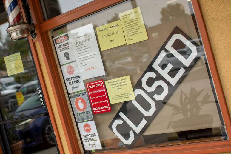 Barbearia fechada na Califórnia.      REUTERS/Mike Blake