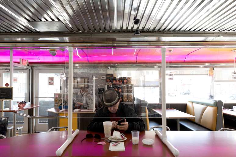 Homem faz refeição em restaurante da Philadelphia, nos EUA, em meio a reabertura em capacidade limitada para reduzir disseminação da Covid-19
16/01/2021
REUTERS/Hannah Beier