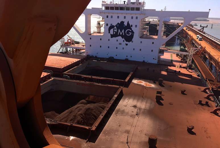 Logo da Fortescue em navio carregado com minério de ferro em Port Hedland, Austrália 
29/11/2018
REUTERS/Melanie Burton