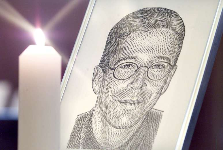 Retrato do jornalista Daniel Pearl em altar capela em Londres
05/03/2002 REUTERS/Ian Waldie  