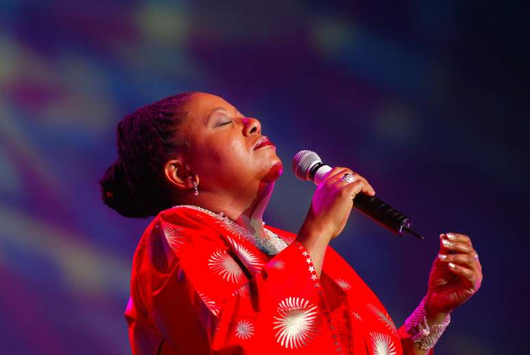 Cantora sul-africana Sibongile Khumalo durante show na Cidade do Cabo
28/06/2003 REUTERS/Mike Hutchings
