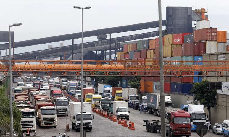 Caminh&otilde;es em terminal do porto de Santos (SP) 
25/02/2015
REUTERS/Paulo Whitaker