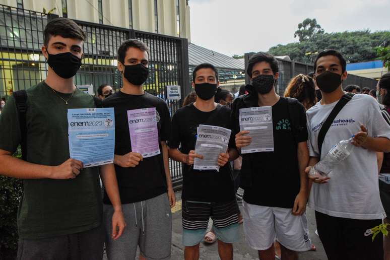  Estudantes deixam a Faculdade UNIP Jaguaré em São Paulo (SP), neste domingo (24), após realizarem a segunda prova do ENEM 2020.