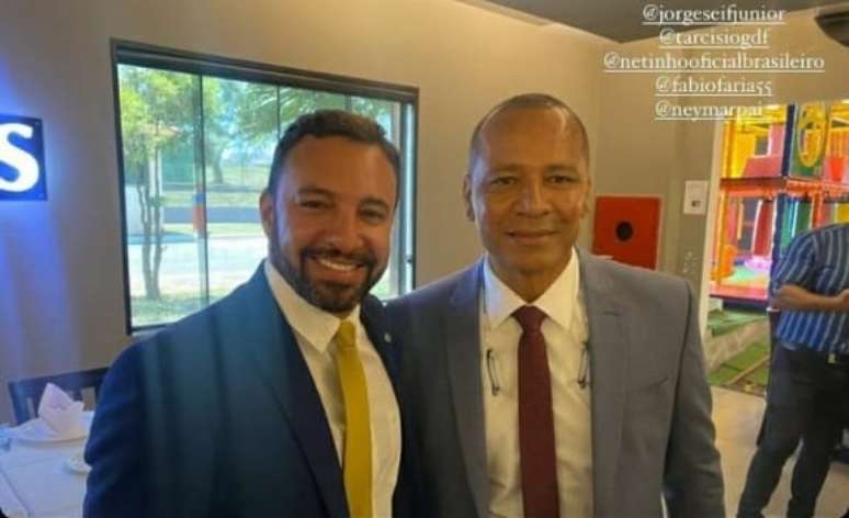 Neymar pai ao lado do deputado Daniel Freitas (PSL-SC) no almoço em apoio a Bolsonaro