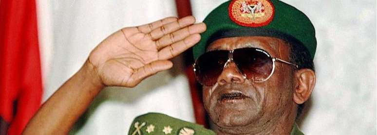 Foto datada de 30 de agosto mostra o presidente nigeriano General Sani Abacha na última sessão da reunião de cúpula da Comunidade Econômica dos Estados da África Ocidental (CEDEAO) em Abuja. A Grã-Bretanha descartou o dia 22 de outubro.