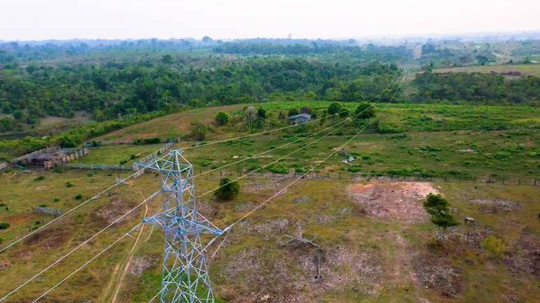 Linha de transmiss&atilde;o da Energisa no munic&iacute;pio de Assis Brasil, no Acre.