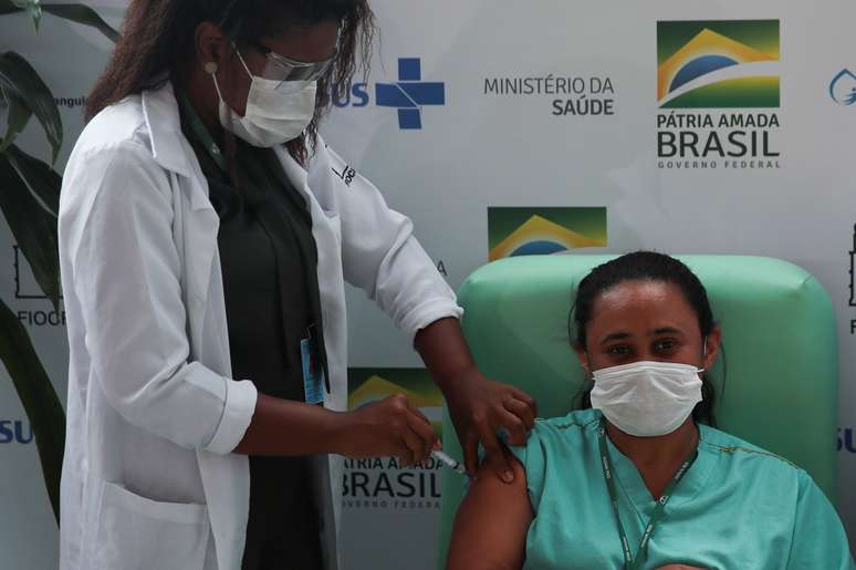 Profissional da saúde recebe dose da vacina da AstraZeneca/Oxford contra Covid-19, no Rio de Janeiro
23/01/2021
REUTERS/Ricardo Moraes