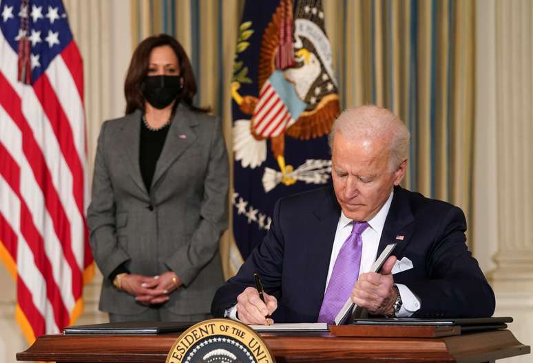 Vice=pesidente Kamala Harris observa presidente Joe Biden assinar decretos
26/01/2021
REUTERS/Kevin Lamarque