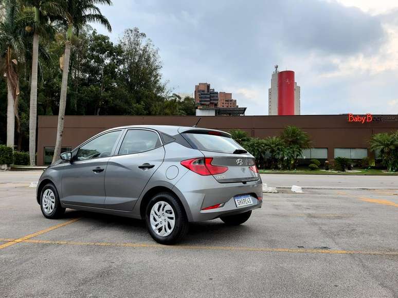 HB20 Sense é um carro muito prático para o dia a dia, mas precisa de chave para abrir o porta-malas.