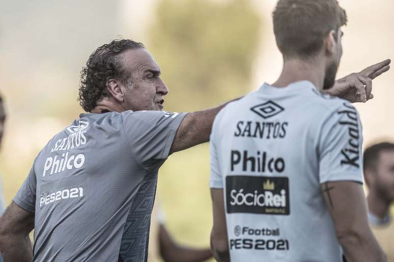 Cuca orienta jogadores do Santos em treino