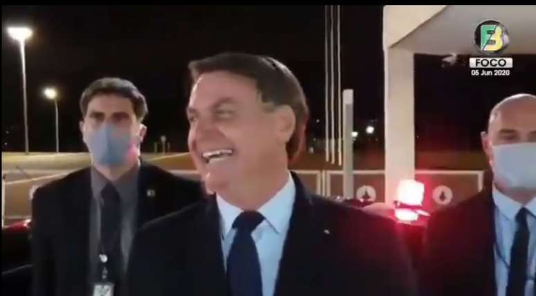 SORRIDENTE! Jair Bolsonaro pede que brasileiros "voltem a viver, sorrir e fazer piada" durante pandemia (Reprodução / YouTube)