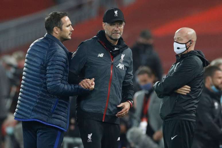Klopp está preocupado com a situação do setor defensivo do Liverpool (Foto: PHIL NOBLE / POOL / AFP)