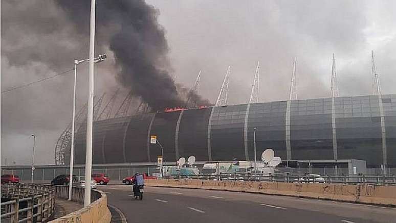 Incêndio atinge cabine de rádio da Arena Castelão, em Fortaleza.