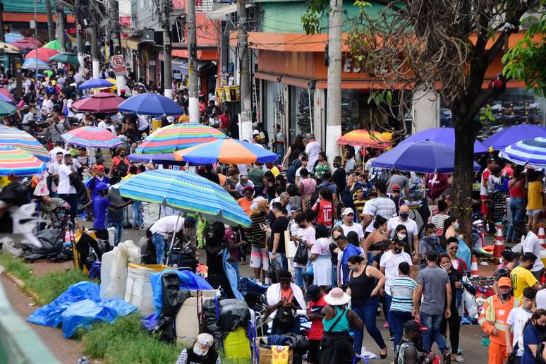 Movimentação de consumidores e vendedores nas calçadas na região do Brás em São Paulo (SP) para as compras de fim de ano