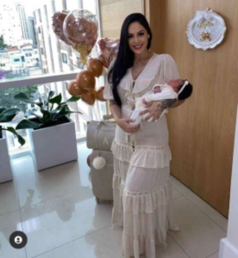Bruna e a bebê do ex-casal (Foto: Reprodução/Instagram)