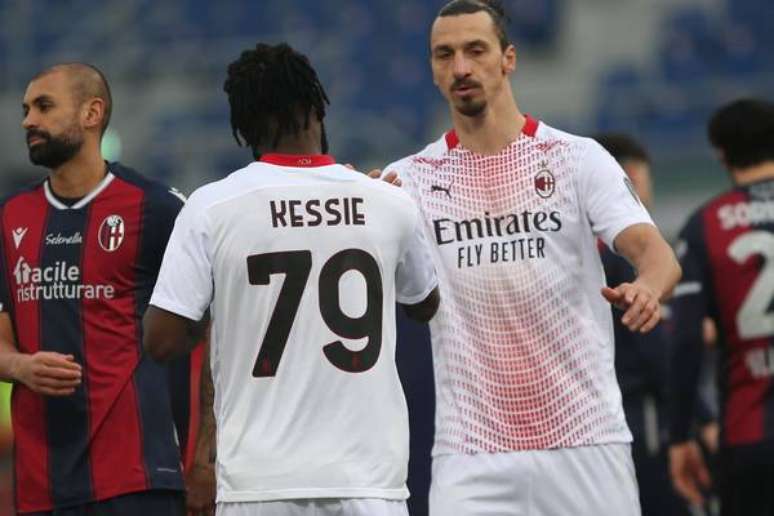 Ibrahimovic e Kessié comemoram gol contra o Bologna