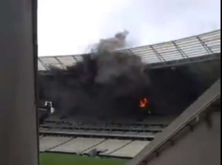 Incêndio atinge o estádio do Castelão, em Fortaleza