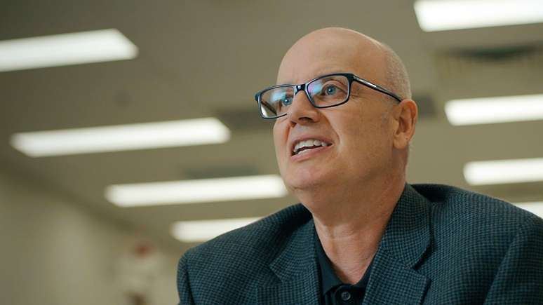 Da Austr&aacute;lia, o virologista Edward Holmes ajudaria Zhang a divulgar para o mundo o genoma do novo coronav&iacute;rus