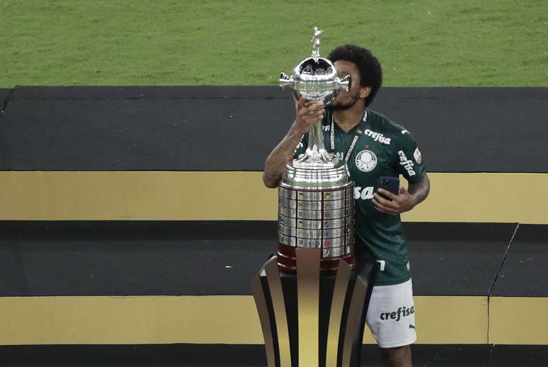 Luiz Adriano beija o troféu da Libertadores