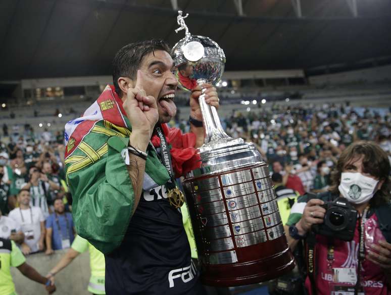 Abel Ferreira posa com o troféu de campeão da Libertadores