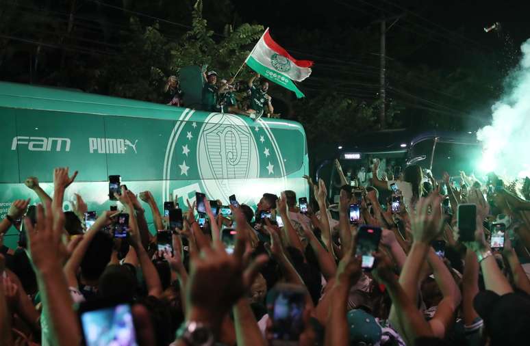 Torcida do Palmeiras recebe a delegação após o título da Libertadores