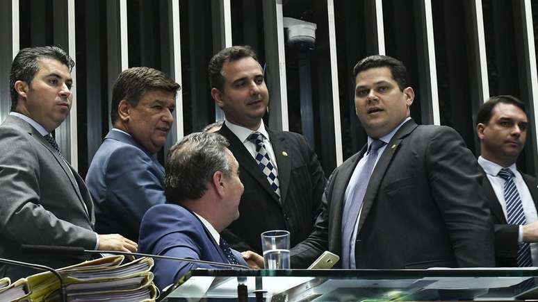 O ent&atilde;o presidente do Senado Davi Alcolumbre (o segundo da direita para a esquerda) apresentou Pacheco (ao centro) como algu&eacute;m que n&atilde;o criaria problemas para o Planalto e garantiu o apoio de Bolsonaro ao candidato