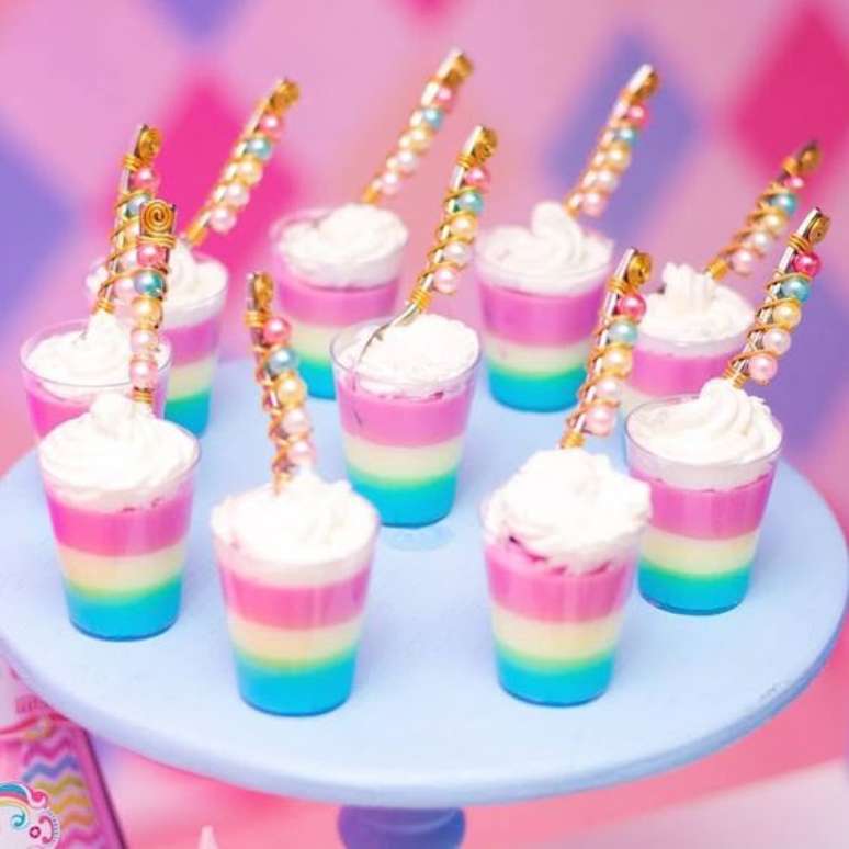 13. O arco &iacute;ris &eacute; muito caro &aacute; chuva de ben&ccedil;&atilde;o. Foto: Montando Minha Festa