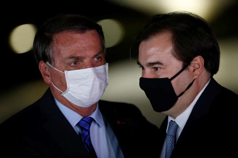 Presidente da C&acirc;mara dos Deputados, Rodrigo Maia, ao lado do presidente Jair Bolsonaro em Bras&iacute;lia
12/08/2020 REUTERS/Adriano Machado