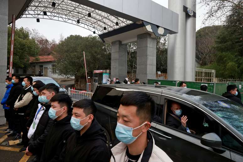 Agentes fazem segurança de equipe da OMS que está em Wuhan para investigar as origens do novo coronavírus
01/02/2021
REUTERS/Thomas Peter