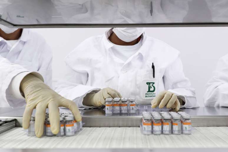 Funcion&aacute;rios organizam ampolas da CoronaVac no Instituto Butantan
22/01/2021
REUTERS/Amanda Perobelli