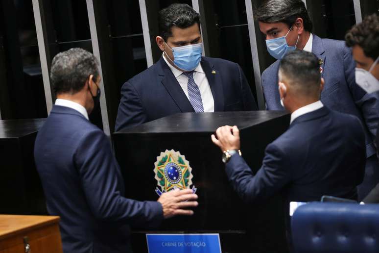 Atual presidente do Senado, Davi Alcolumbre, conversa no plen&aacute;rio da Casa antes do in&iacute;cio da vota&ccedil;&atilde;o
01/02/2021
REUTERS/Adriano Machado