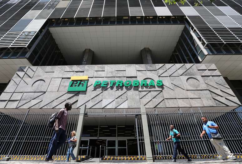 Pessoas em frente à sede da Petrobras, no Rio de Janeiro
REUTERS/Sergio Moraes