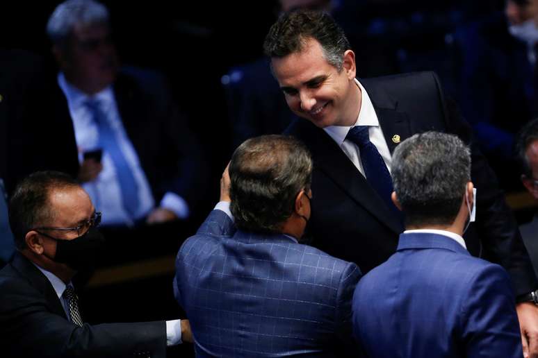 Novo presidente do Senado, Rodrigo Pacheco, é cumprimentado por colegas
01/02/2021
REUTERS/Adriano Machado
