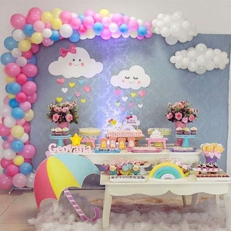 17. Anivers&aacute;rios usam o tema da chuva de ben&ccedil;&atilde;o com frequ&ecirc;ncia. Foto: Instagram