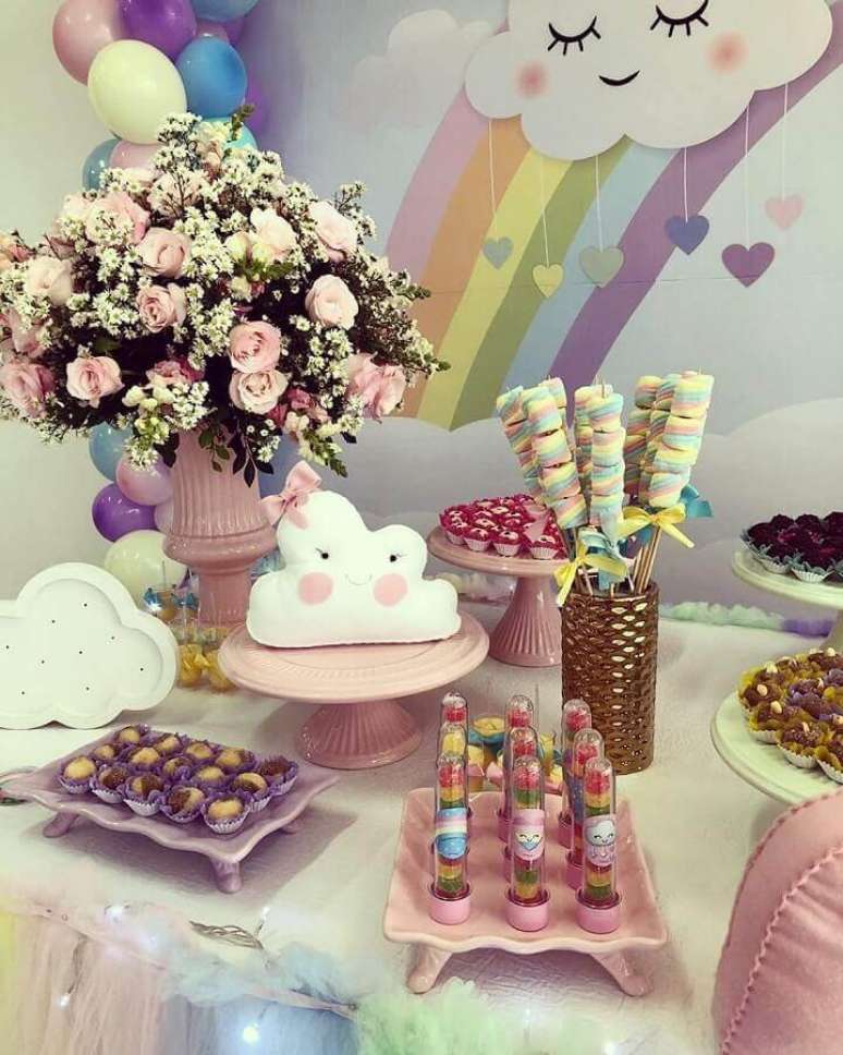 47. Os arranjos de flores pode deixar a decora&ccedil;&atilde;o de anivers&aacute;rio chuva de ben&ccedil;&atilde;o ainda mais bonita e delicada &ndash; Foto: Hindira Eventos