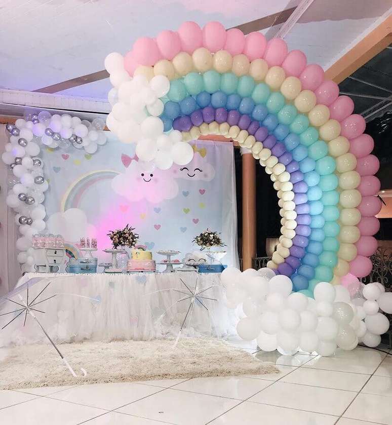 45. Arco-íris de bexigas para decoração de aniversário chuva de benção – Foto: Pinterest