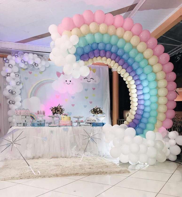 45. Arco-&iacute;ris de bexigas para decora&ccedil;&atilde;o de anivers&aacute;rio chuva de ben&ccedil;&atilde;o &ndash; Foto: Pinterest