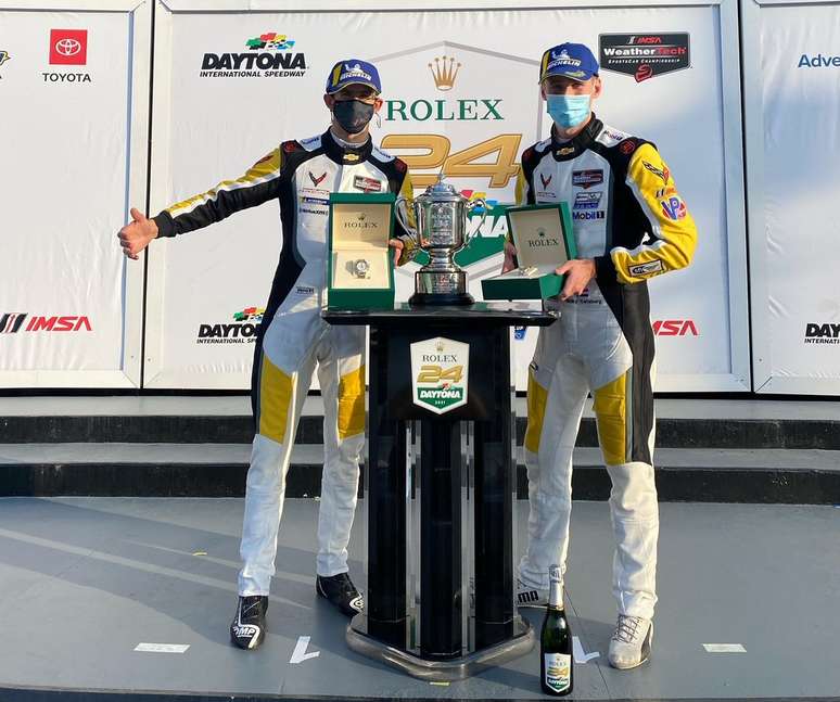 A dupla posa com o trof&eacute;u da vit&oacute;ria sem Garc&iacute;a 