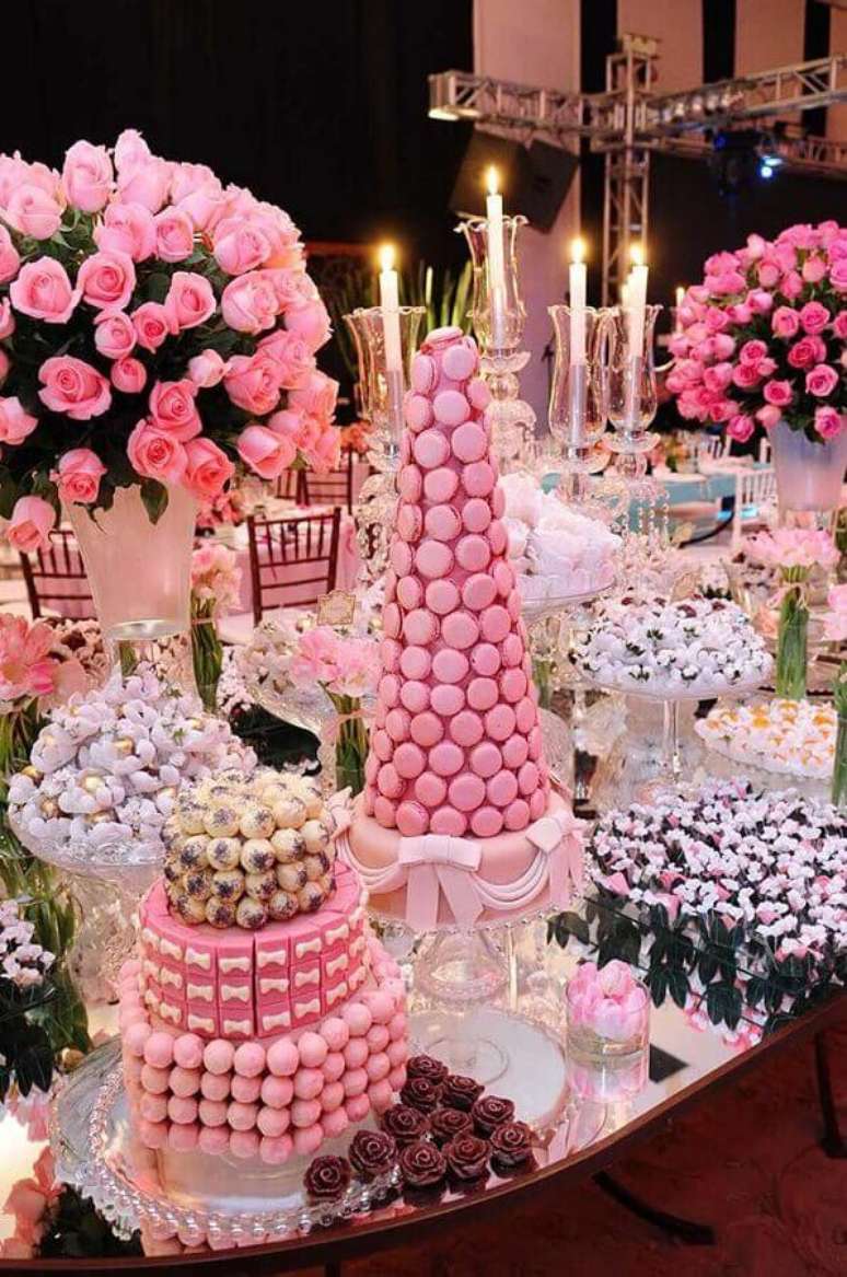 76. Festa de 15 anos sofisticada decorada em tons de rosa com velas, flores e muitos macarons – Foto: Diseños Interiores