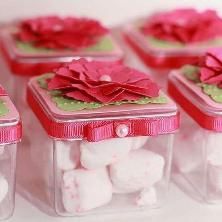 13. Modelo de lembrancinha para festa de 15 anos com balinhas dentro de caixinha de acr&iacute;lico transparente &ndash; Foto: Pinterest