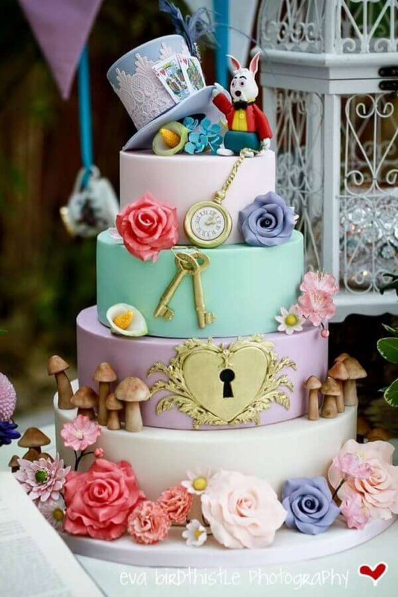 29. Um dos temas para festa de 15 anos mais pedidos é o Alice no País das Maravilhas e esse bolo lindo é uma ótima inspiração para esse tema – Foto: Pinterest