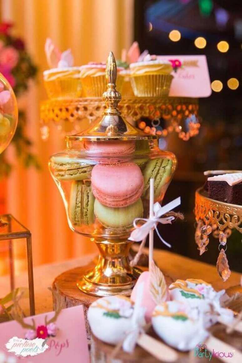 59. Detalhes decorativos para mesa de festa de aniversário de 15 anos com macarons – Foto: Pinterest