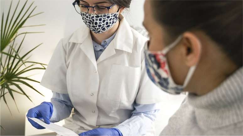 Especialistas sugerem manter discuss&otilde;es com seu m&eacute;dico para uma an&aacute;lise de risco-benef&iacute;cio