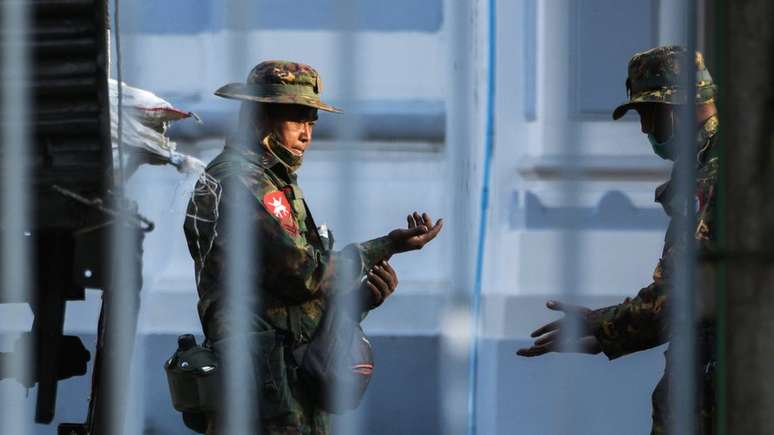 Soldados foram vistos dentro da Prefeitura de Yangon