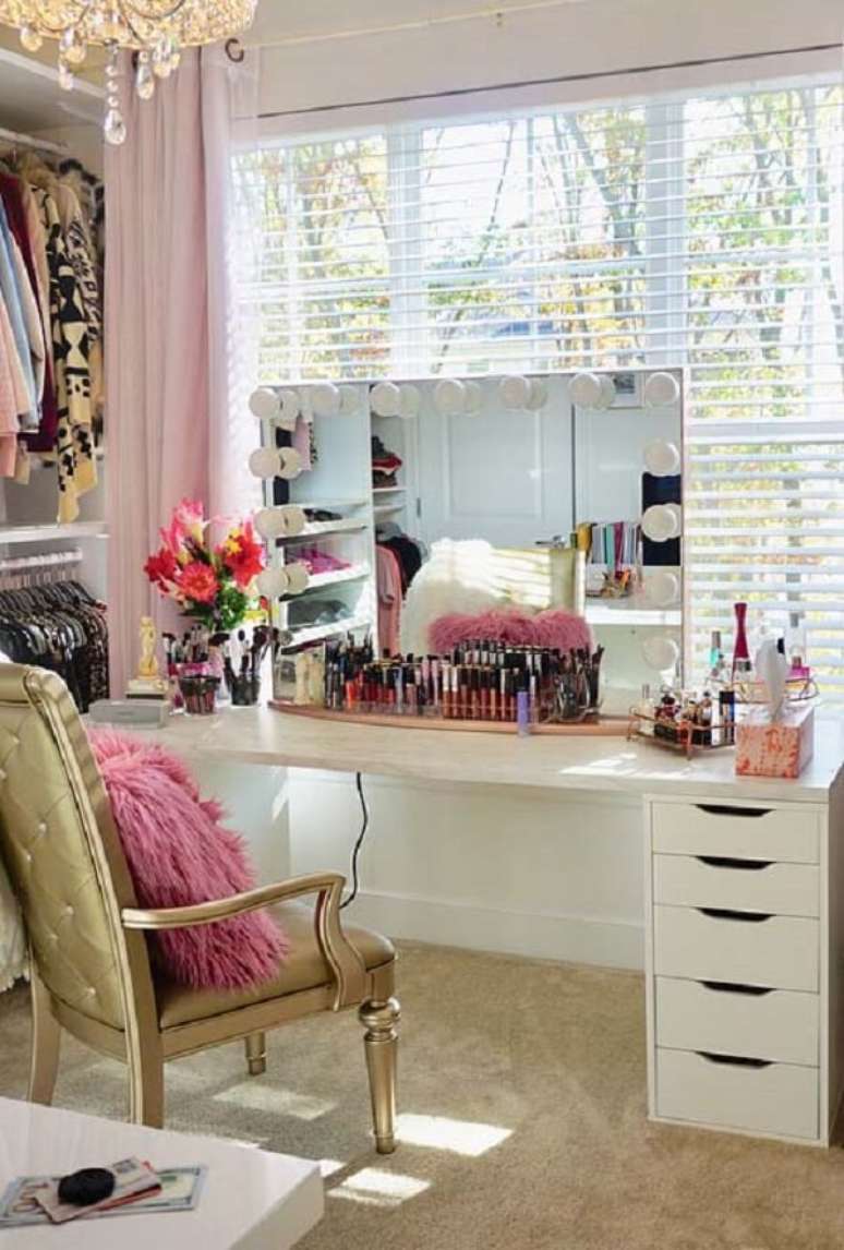 20. Cadeira dourada para penteadeira camarim &ndash; Via: Pinterest