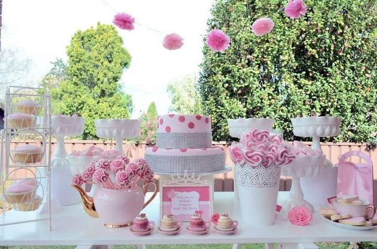 57. O rosa est&aacute; sempre presente nas festas de 15 anos &ndash; Foto: Ceiling Designs For Dining