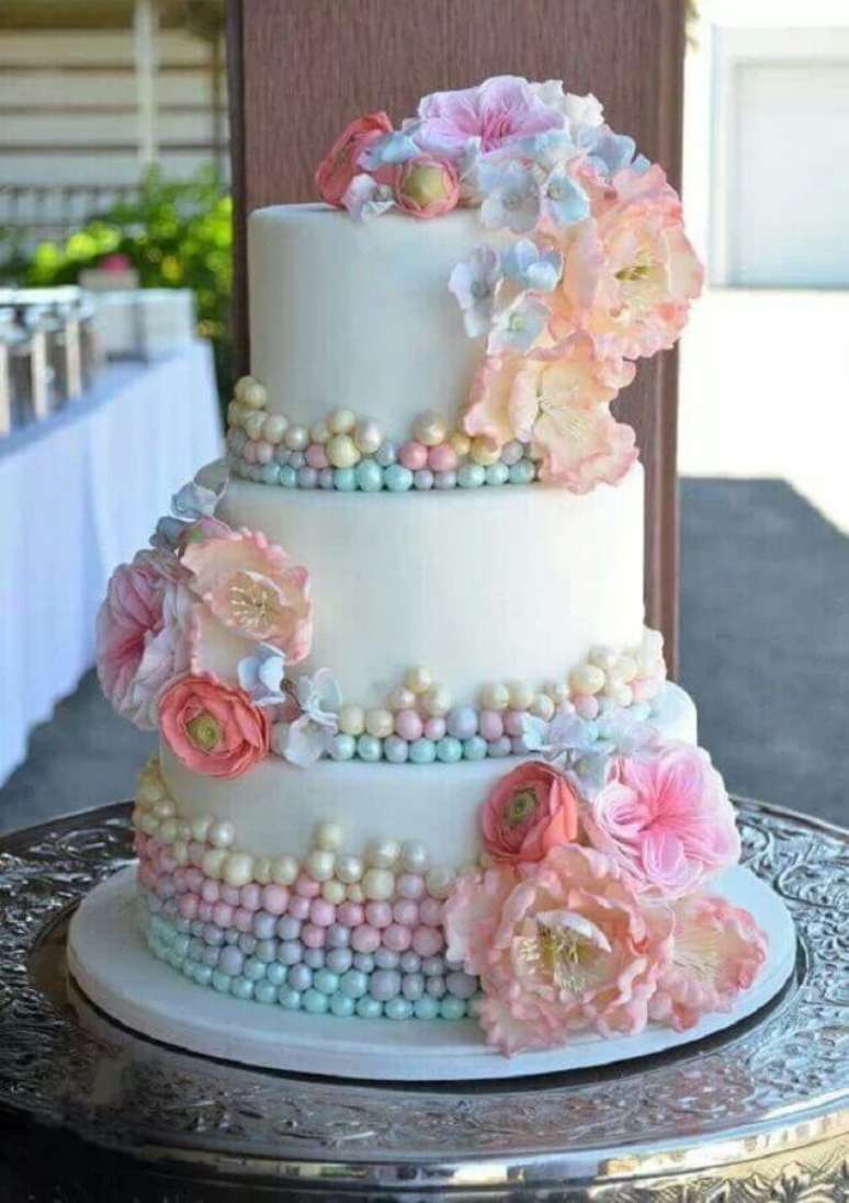 33. Tons pastéis ficam lindos tanto na decoração quanto no bolo para festa de 15 anos – Foto: Pinterest