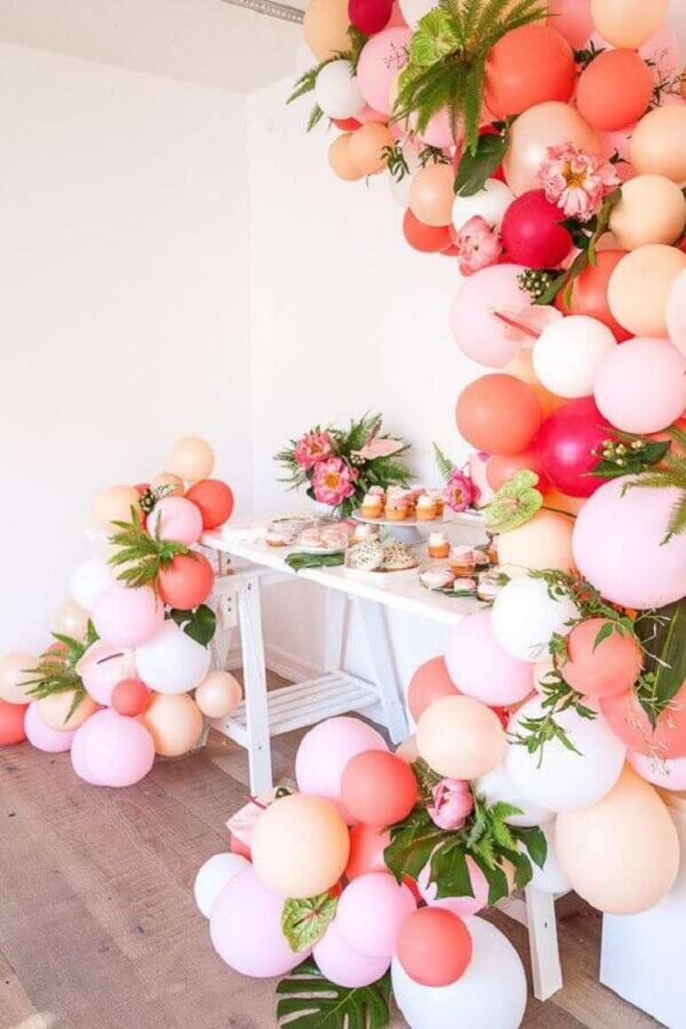 45. Decoração para festa de aniversário 15 anos simples com arranjo de bexigas e flores – Foto: Pinterest
