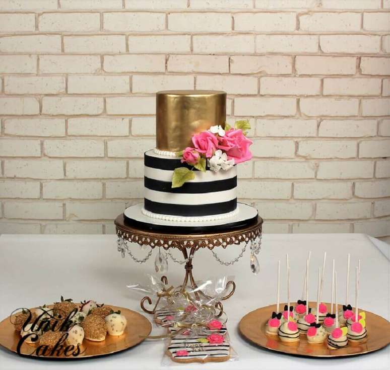 77. Ideia de decora&ccedil;&atilde;o para festa de 15 anos simples &ndash; Foto: Unik Cakes