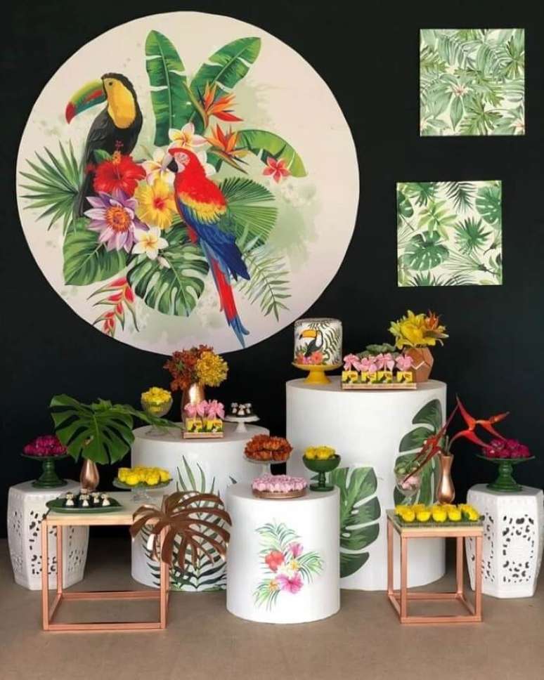 103. Festa de 15 anos decorada com tem&aacute;tica tropical. Fonte: Dona Festeira